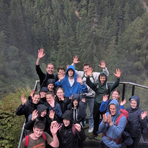 Gruppenbild Jugendliche am Wasserfall, sie werden nass