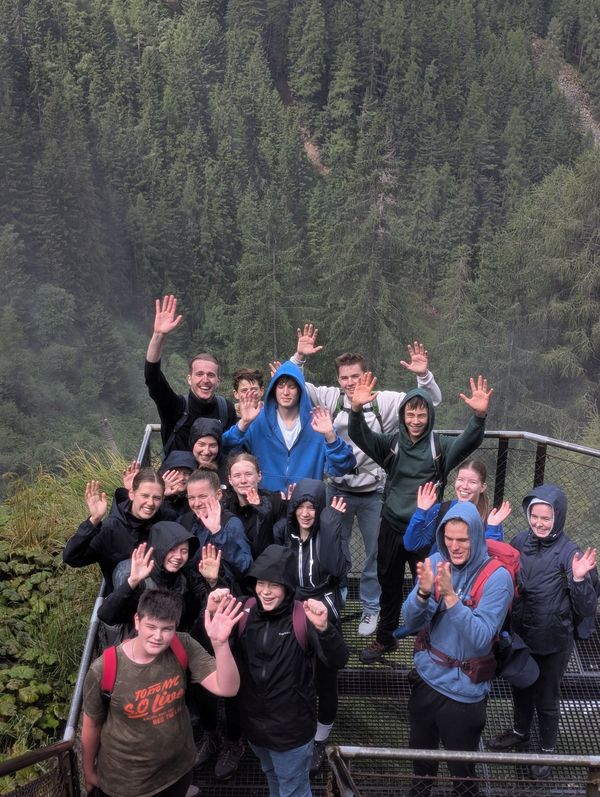 Gruppenbild Jugendliche am Wasserfall, sie werden nass