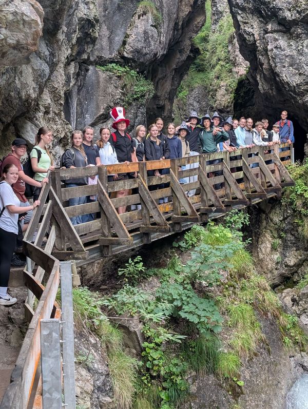 Gruppenbild Jugendliche auf einer Brücke in der Rosengartenschlucht