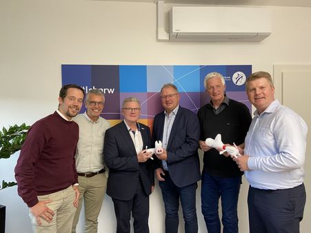 6 Männer grinsen in die Kamera