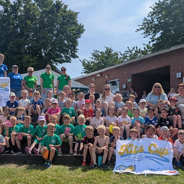 Gruppenbild der teilnehmenden Kinder des Kita Cups